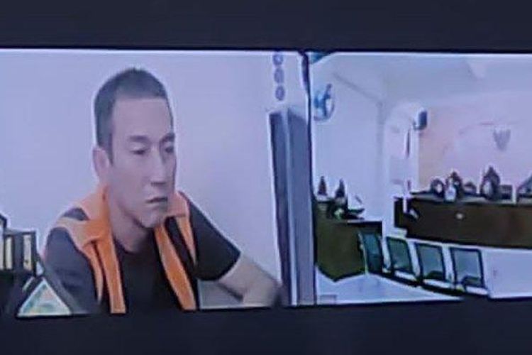 Pho Sie Dong, saat menjadi terdakwa mengikuti sidang secara daring dengan agenda mendengar putusan dari majelis hakim yang dihukum selama tujuh tahun kurungan penjara, Selasa (1/11/2022) sore. 

