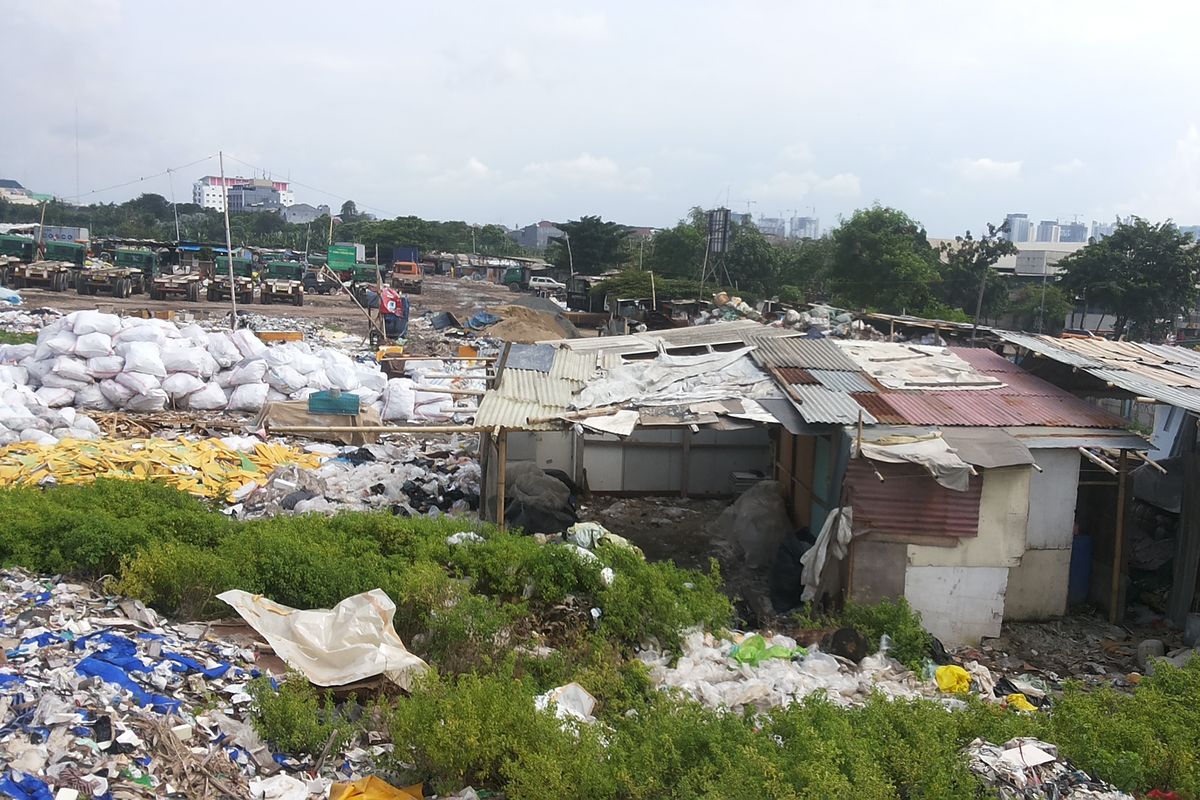 Kondisi lahan eks Taman BMW di Kelurahan Papanggo, Tanjung Priok, Jakarta Utara, Senin (27/2/2017). Tampak lahan kini menjadi tempat pembuangan sampah. Pemerintah Provinsi DKI Jakarta sudah lama merencanakan pembangunan stadion di lahan seluas 66,6 hektar ini. Namun, pembangunannya tak kunjung dilaksanakan karena lahan masih dalam status sengketa.