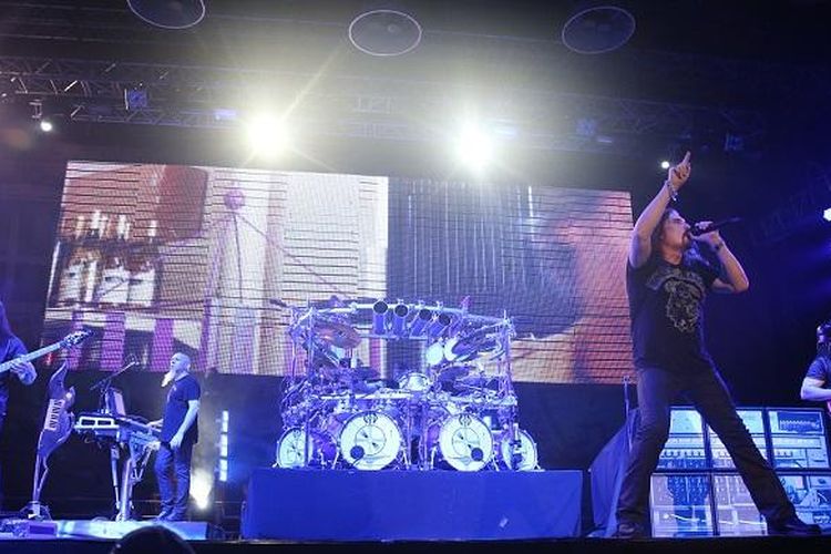 Band metal progresif dari AS, Dream Theater, tampil di Lapangan D Kompleks Gelora Bung Karno, Jakarta, Oktober 2014. Dream Theater meluncurkan album ke-13 mereka, The Astonishing, pada Januari 2016.