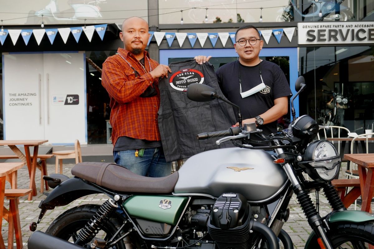 Diler Vespa GAIA Moto menyerahkan satu unit Moto Guzzi New V7 Stone Centanario 100th Anniversary kepada Harry Afrianto kepada kosumen pertama.