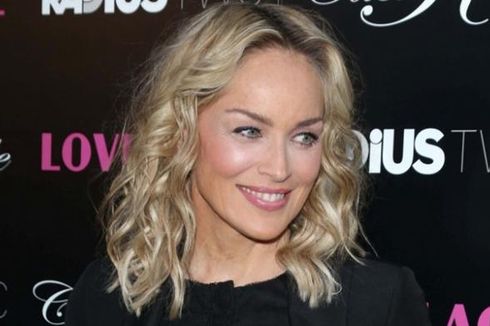 Aura Seksi Sharon Stone yang Masih Bersinar di Usia 62 Tahun