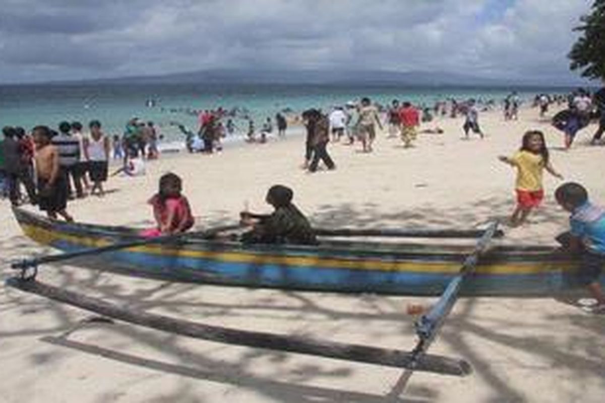 Pantai Liang, di Pulau Ambon, Maluku, menjadi lokasi tujuan wisatawan yang datang ke daerah itu, seperti terlihat awal September 2011 lalu,