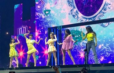 Girl group Red Velvet membawakan total empat lagu, termasuk lagu baru Feel My Rhythm yang dirilis dalam 2022 dalam acara Allo Bank Festival 2022, di Istora Senayan, Jakarta Pusat, Sabtu (21/5/2022).