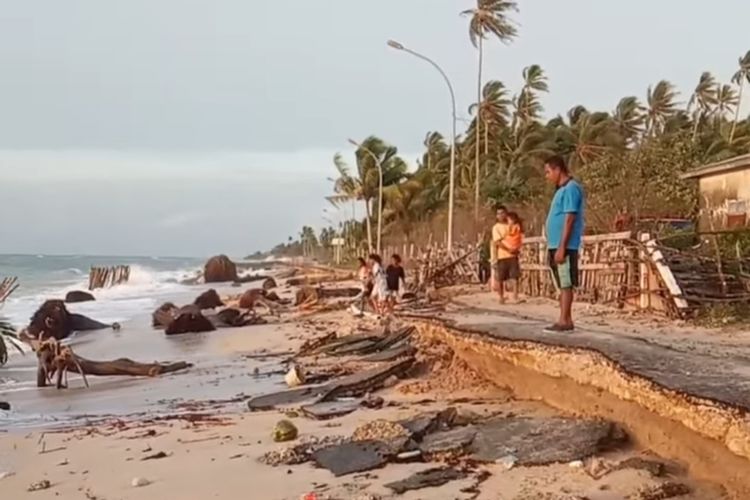 Ruas jalan sepanjang 500 meter di desa Wanger Kecamatan Pulau-Pulau Aru, Maluku mengalami kerusakan parah akibat dihantam abrasi dan gelombang tingginya, Kamis (11/2/2021)