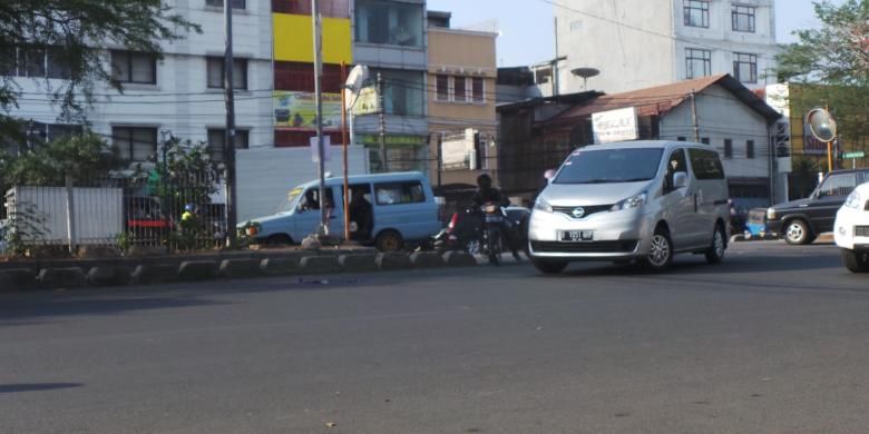 Dari kejauhan sebuah angkot nampak mengambil jalut melawan arah dari Mangga Dua menuju Stasiun Kota. Pak ogah di lokasi memungut setoran dari para sopir angkot. Selasa (2/9/2014).