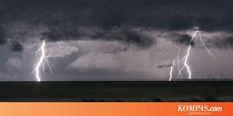 Berkaca dari Kasus di Pinrang, Benarkah Bermain Ponsel Saat Hujan Bisa Tersambar Petir?