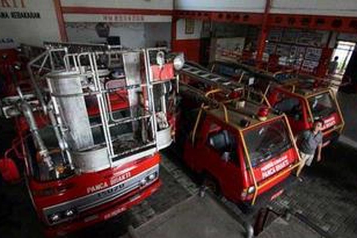 Kendaraan pemadam kebakaran di salah satu yayasan di Kota Pontianak, Kalbar, Selasa (14/8/2012).   