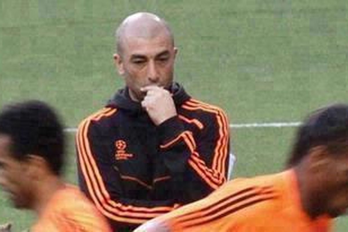 Pelatih sementara Chelsea, Roberto Di Matteo, di sesi latihan di stadion Luz di Lisbon, Senin (26/3/2012). Chelsea akan berhadapan dengan Benfica dalam laga leg pertama babak perempat final Liga Champions, Selasa (27/3/2012).