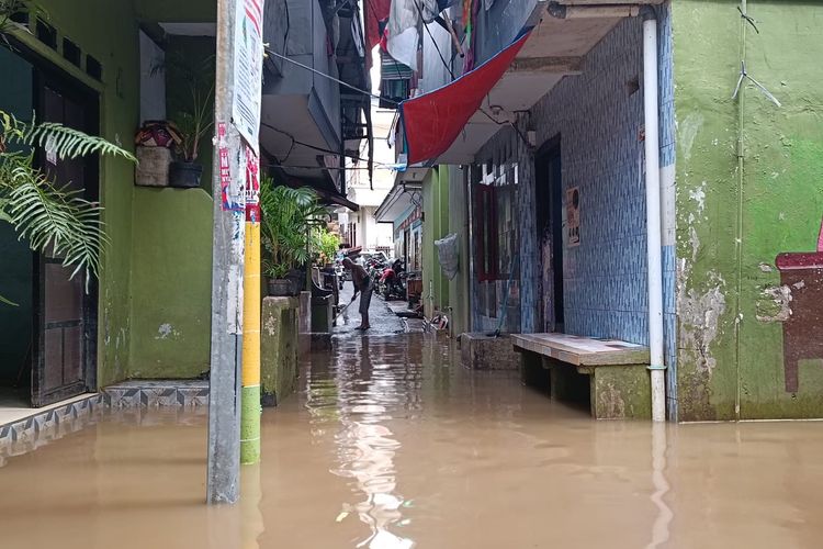 Banjir di kawasan Kebon Pala di wilayah RT 013/RW 04 Kampung Melayu, Jatinegara, Jakarta Timur, Jumat (15/3/2024).