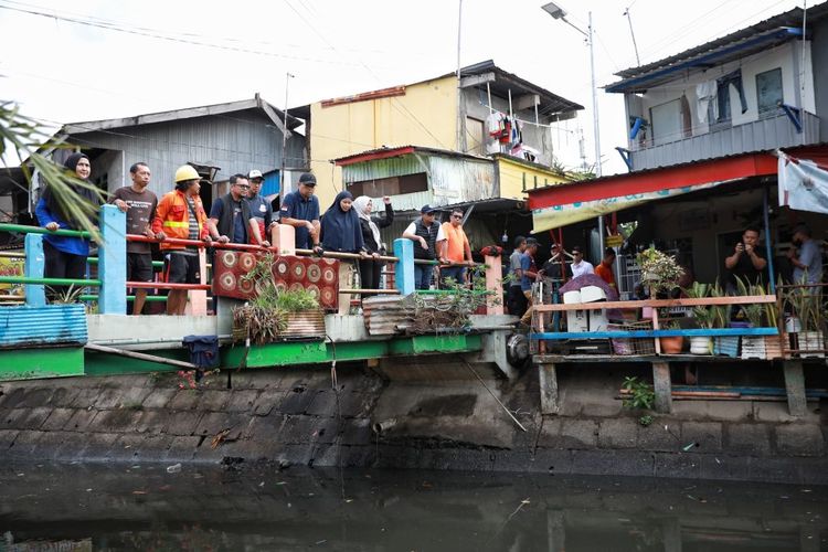 Pjs Wali Kota Makassar Andi Arwin Azis saat memantau kondisi drainase musim hujan dalam peninjauan program Sabtu Bersih, Sabtu (16/11/2024). 
