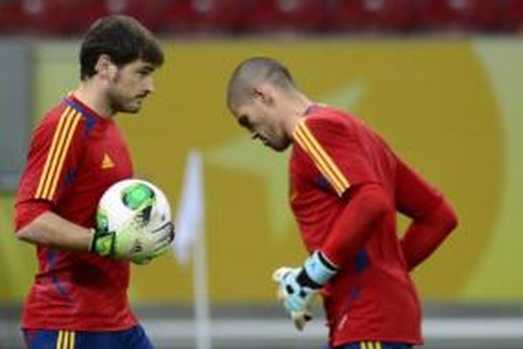 Iker Casillas (kiri) dan Victor Valdes menjalani sesi latihan bersama tim nasional Spanyol jelang Piala Konfederasi 2013.