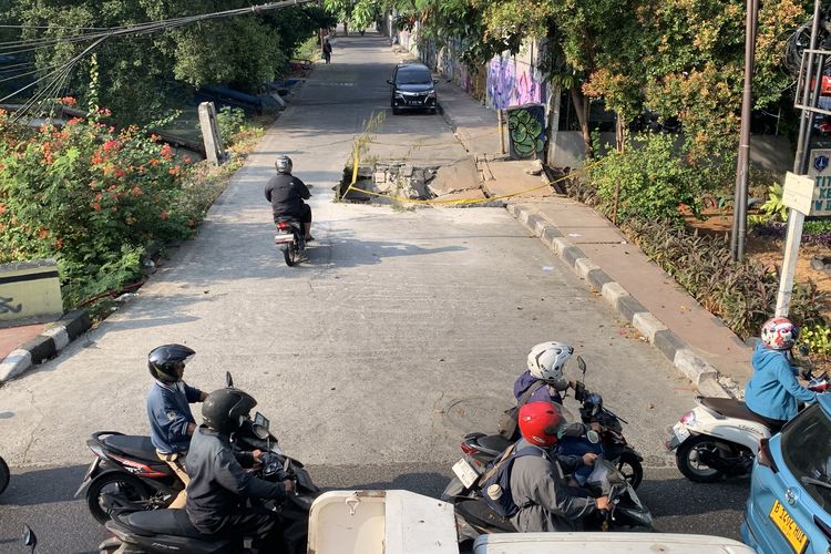 Penampakan Jalan Ambles di Duren Sawit Jaktim Usai Dilintasi Truk Pasir, Permukaan Hancur