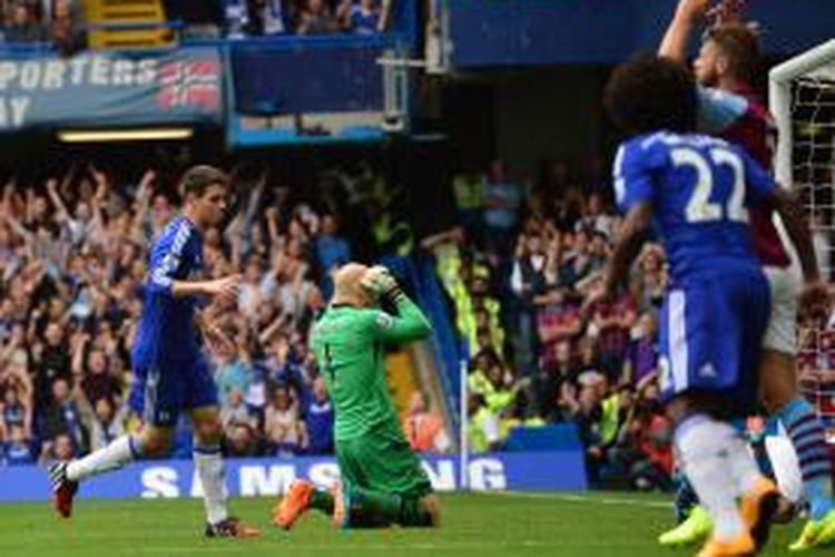 Gelandang Chelsea, Oscar (kiri), merayakan gol yang dicetaknya ke gawang Aston Villa dalam lanjutan Premier League di Stamford Bridge, Sabtu 27 September 2014.