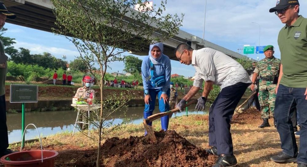 Heru Budi Tanam Pohon Ketapang Kencana di Kali Malang Jakarta Timur