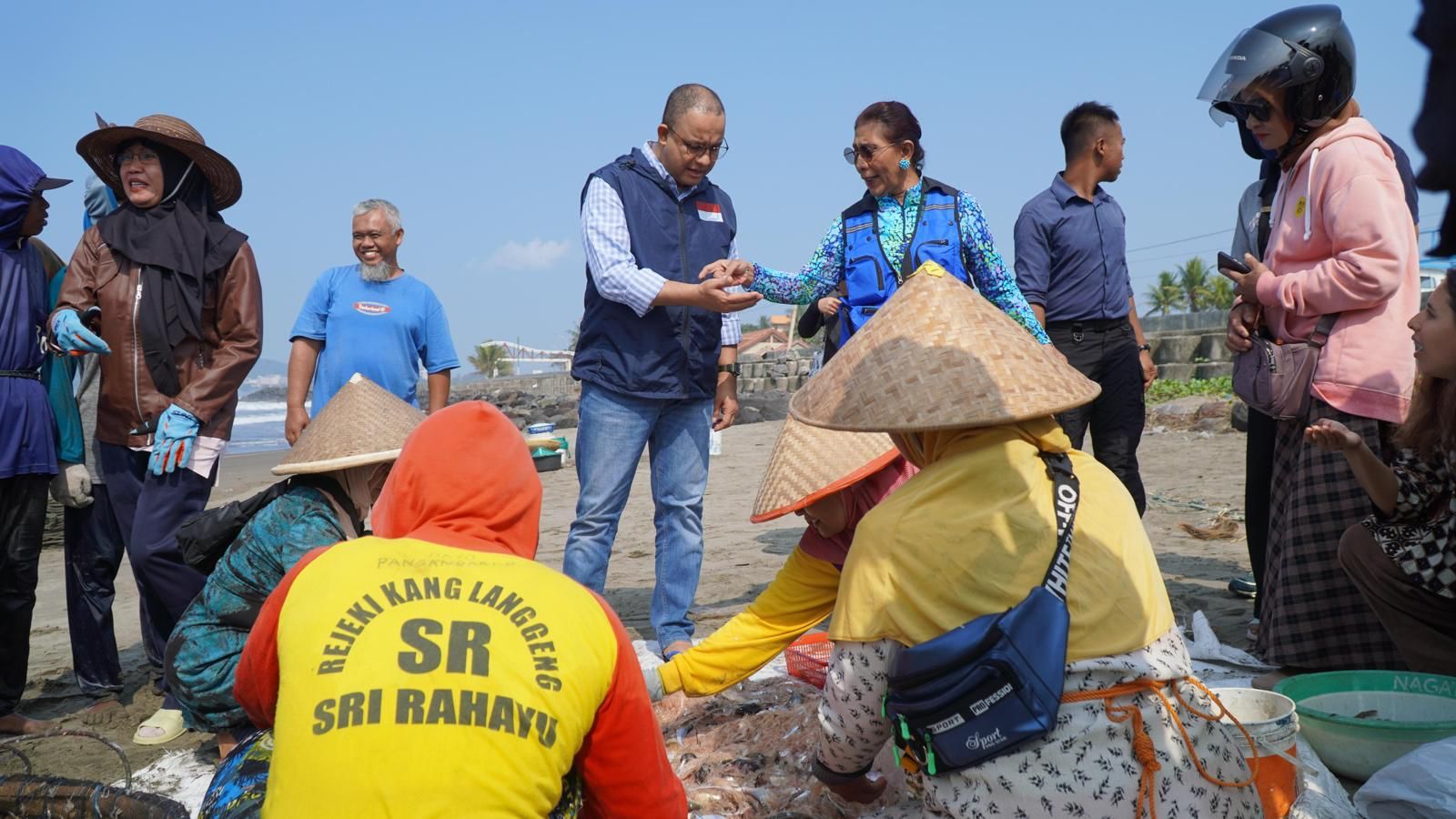 Ditemani Susi Pudjiastuti, Anies Blusukan ke Tempat Pelelangan Ikan di Pangandaran
