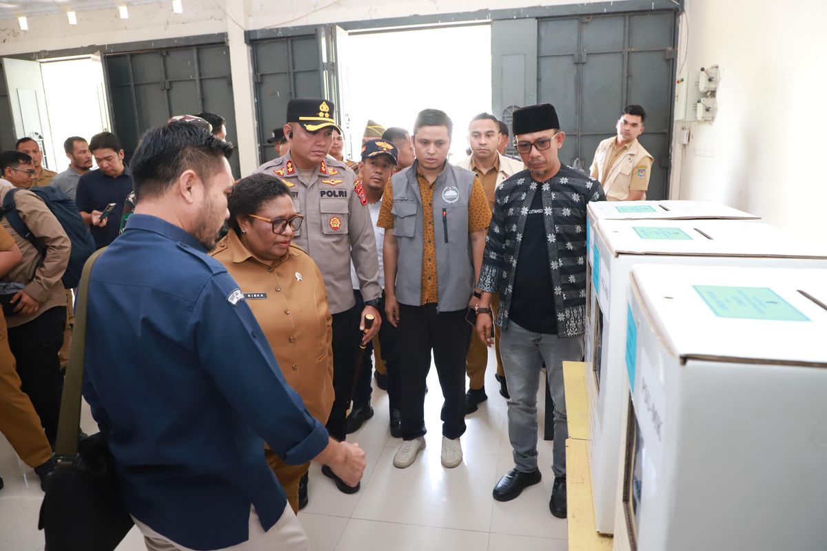 Wakil Menteri Dalam Negeri (Wamendagri) Ribka Haluk meninjau langsung persiapan pelaksanaan Pemungutan Suara Ulang (PSU) di Kabupaten Siak, Riau, Selasa (18/3/2025).&nbsp;