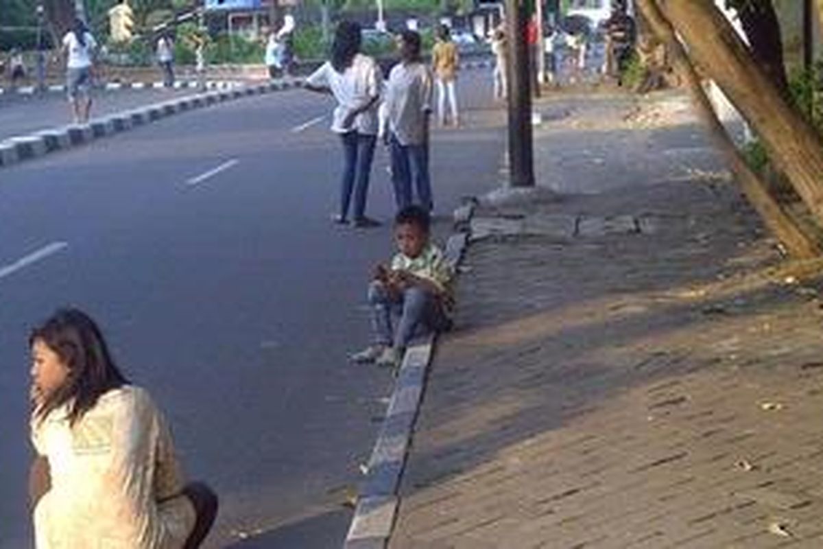 Joki 3 in 1 yang umumnya anak-anak dan remaja berjejer di kedua sisi Jalan Yusuf Adiwinata, Kamis (7/7/2011).