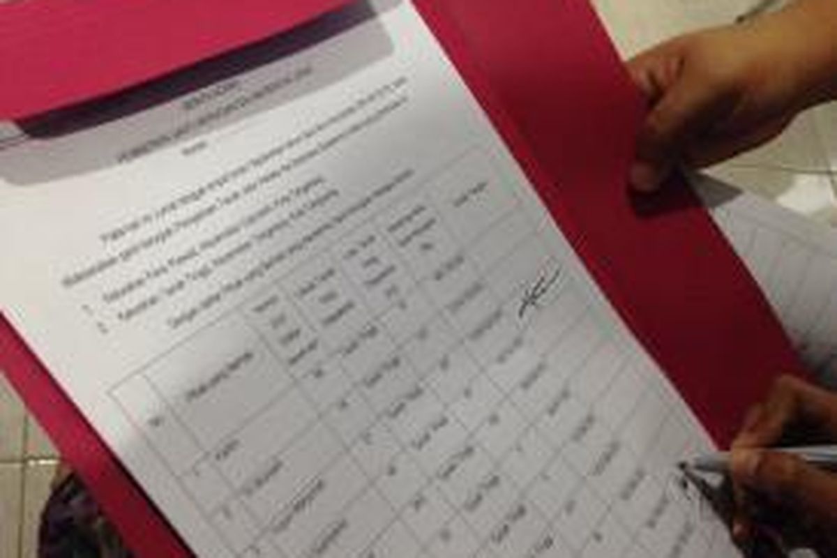 Salah satu lembar daftar warga penerima ganti rugi pembebasan lahan untuk kereta Bandara Soekarno-Hatta oleh PT KAI, Jumat (4/9/2015). Warga yang paling besar menerima ganti rugi adalah Yuyun Maryunah dengan nilai ganti rugi Rp 2.460.624.000 untuk 297 meter persegi bidang tanah miliknya. 