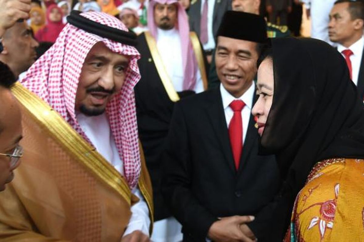 Raja Arab Saudi Salman bin Abdulaziz al-Saud disambut Presiden Joko Widodo di Istana Bogor, Rabu (1/3/2017). Saat tiba, Raja Arab Saudi terlihat menyapa Menteri Koordinator Pembangunan Manusia dan Kebudayaan Puan Maharani.