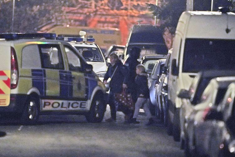 Polisi mengevakuasi warga Rutland Avenue di Sefton Park, setelah terjadi ledakan bom bunuh diri di  Rumah Sakit Wanita, Liverpool, Inggris, Minggu (14/11/2021).