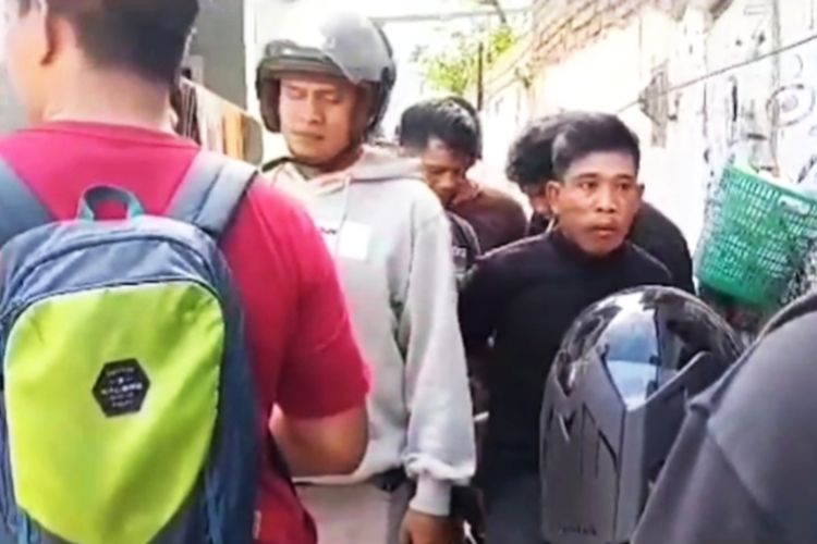 Polisi yang mengamankan pelaku utama penusukan hingga menewaskan seorang pemuda di Makassar. Pelaku ditangkap di lokasi persembunyiannya di kawasan Kompleks Hartaco Indah, Kecamatan Tamalate, Kota Makassar, Sulsel, Rabu (5/7/2023).