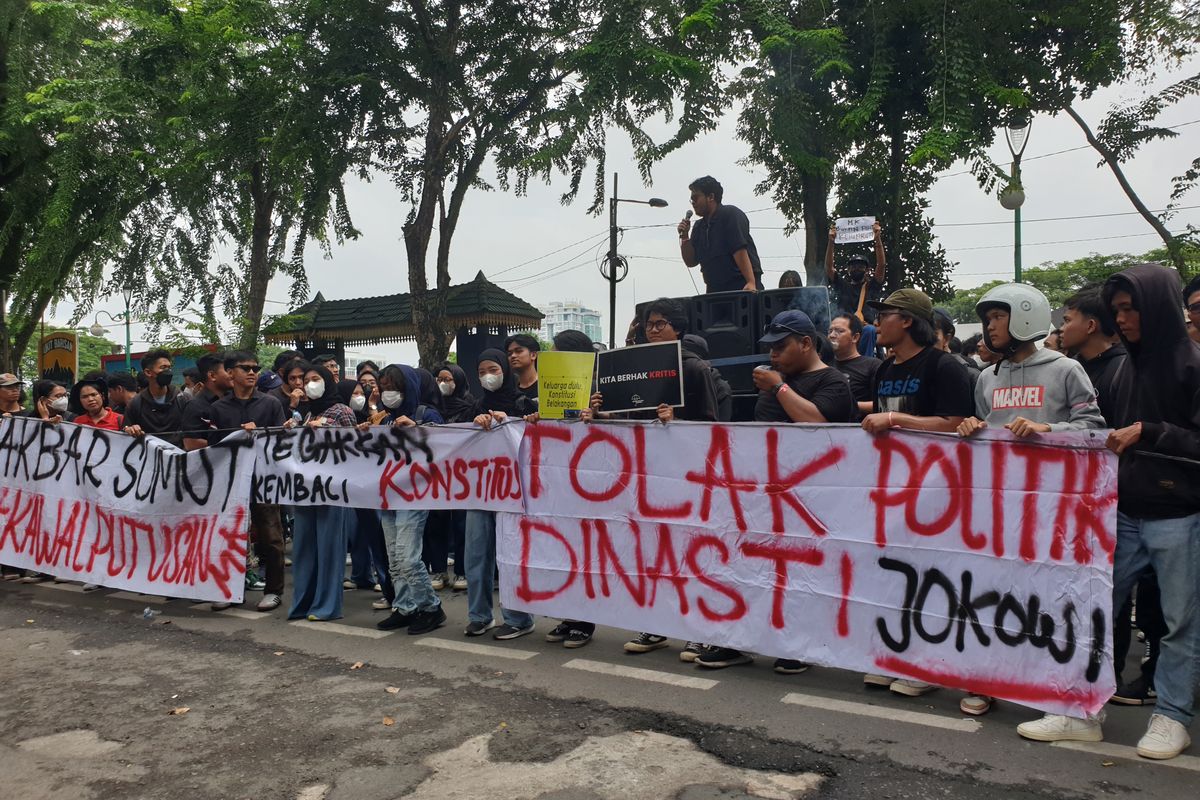 Sejumlah aktivis yang tergabung dalam Aliansi Kemarahan Buruh dan Rakyat (AKBAR) Sumatera Utara (Sumut) berunjuk rasa di depan Kantor DPRD Sumut, di Jalan Imam Bonjol, Kota Medan pada Jumat (23/8/2024). 