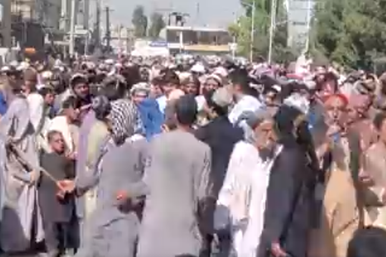 Tangkap layar unjuk rasa dari daerah Qul-e Urdu Lama di #Kandahar, orang-orang turun ke jalan setelah Taliban memberi mereka waktu 3 hari untuk meninggalkan rumah mereka, mendesak Taliban menghentikan evakuasi paksa.