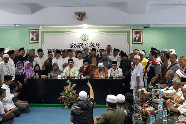 Gerakan Nasional Pengawal Fatwa Majelis Ulama Indonesia (GNPF MUI) menggelar konferensi pers terkait sikap terdakwa Basuki Tjahaja Purnama (Ahok) terhadap Ketua MUI KH Maruf Amin di Gedung MUI, Jalan Proklamasi, Jakarta Pusat, Jumat (3/2/2017). 