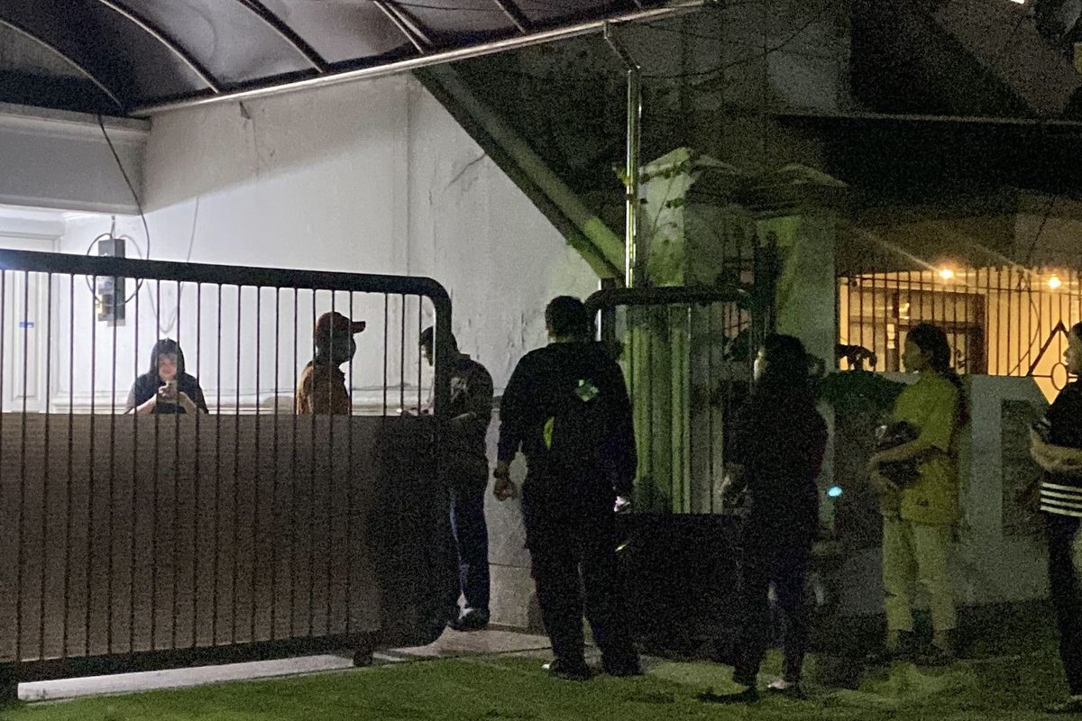 Pengecekan rumah korban pembobolan maling di Surabaya, Senin (30/9/2024).