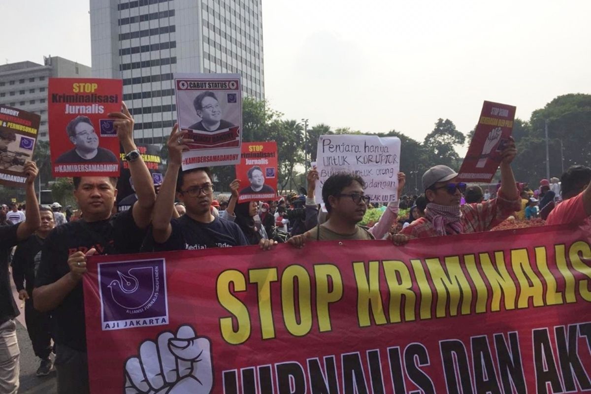 Aliansi Jurnalis Independen (AJI) saat aksi jalan mundur di Car Free Day (CFD), Jalan MH Thamrin, Jakarta Pusat, Minggu (29/9/2019).