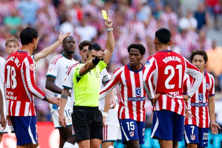 Wasit Miguel Angel Ortiz Arias mengeluarkan kartu kuning saat pertandingan Atletico Madrid dan Real Madrid di Stadion Metropolitano, Madrid.