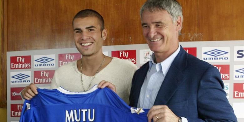 Adrian Mutu diperkenalkan sebagai pemain baru Chelsea di London, 22 Agustus 2003.