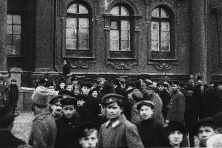 Suasana di Istana Musim Dingin Petrograd, satu hari setelah pecahnya Revolusi Oktober 1917.