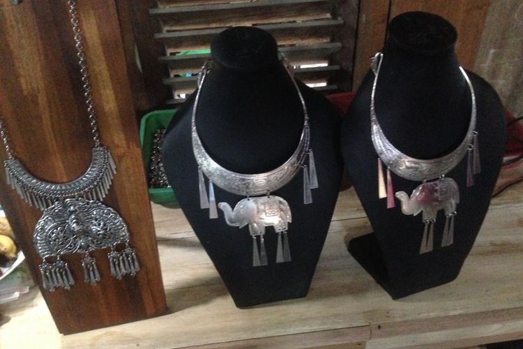 Proses pembuatan perhiasan nusantara di sentra UKM ZEN Silver di Desa Mijen, Kecamatan Kebonagung, Kabupaten Demak.