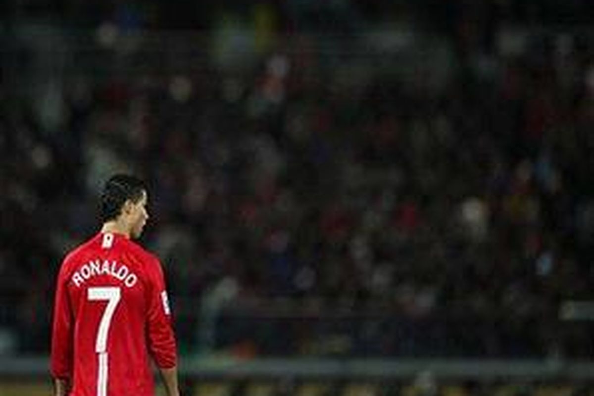 Cristiano Ronaldo kembali diisukan akan dibeli Real Madrid.