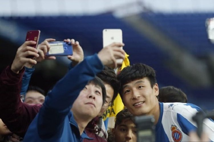 Wu Lei melayani permintaan fan berswafoto saat menjalani sesi perkenalan sebagai pemain baru Espanyol di Stadion RCDE, 29 Jamuari 2019. 
