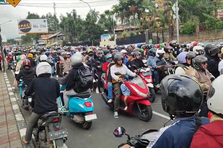 Satu unit bus wisata mogok di tanjakan Cipayung, Puncak, Bogor, Jawa Barat, Minggu (11/5/2025). Akibatnya, kemacetan terjadi di jalur Puncak Bogor siang tadi.