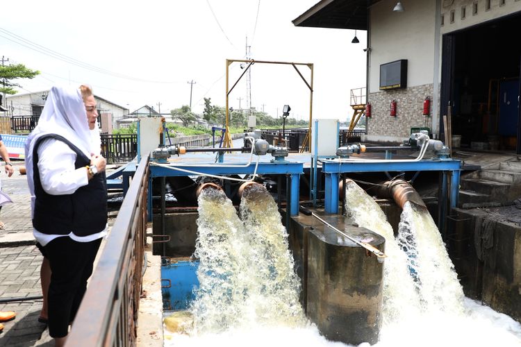 Wali Kota Semarang Hevearita Gunaryanti Rahayu saat meninjau langsung lokasi terdampak untuk memastikan langkah-langkah penanganan berjalan optimal di wilayah Trimulyo dan sekitarnya, Rabu (3/2/2025). 
