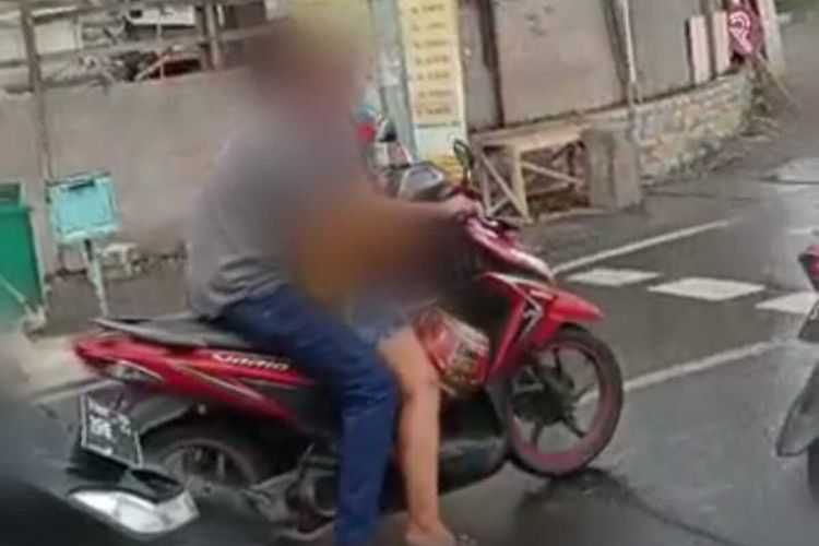 Potongan gambar video viral pengendara motor melakukan tindak asusila di tengah jalan.