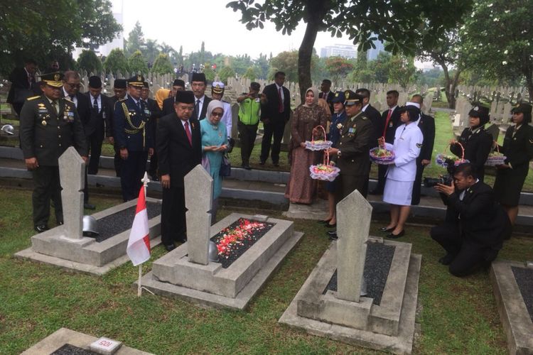 Wakil Presiden Jusuf Kalla melakukan tabur bunga saat Peringatan Hari Pahlawan di Taman Makam Pahlawan Nasional Kalibata, Jakarta, Sabtu (10/11/2018).