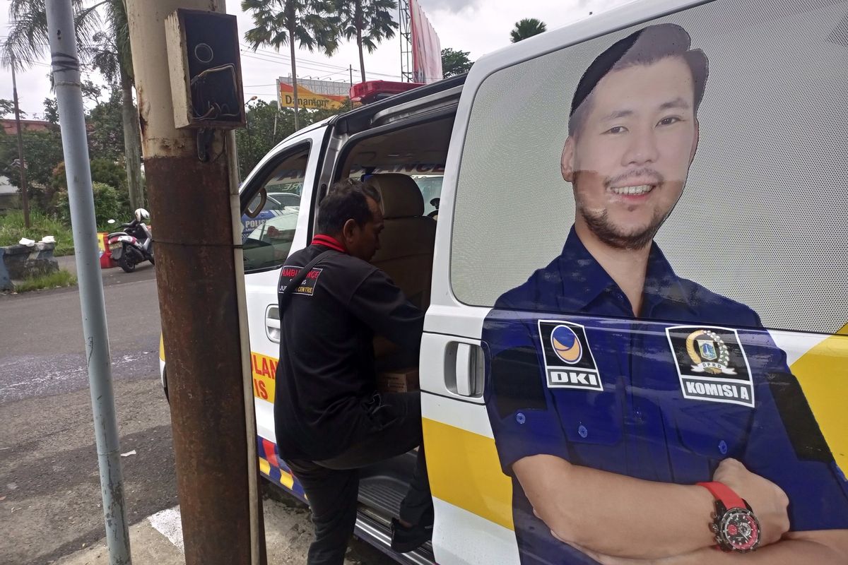 Ambulans Berstiker Partai Nasdem dari Jakarta Lawan Arus di Puncak Bogor, Jawa Barat, Jumat (23/12/2022)