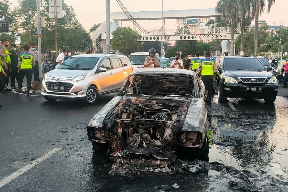 Mobil terbakar yang diketahui adalah Ford Mustang Shelby GT500, di kawasan Pondok Indah, Jakarta Selatan, dan diduga karena terjadi korsleting listrik