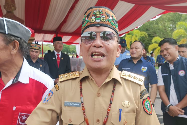 Gubernur Kalteng Agustiar Sabran saat diwawancarai awak media usai menjadi inspektur upacara Peringatan Hari Sumpah Pemuda Ke-97 di Halaman Kantor Gubernur Kalteng, Palangka Raya, Selasa (28/10/2025).