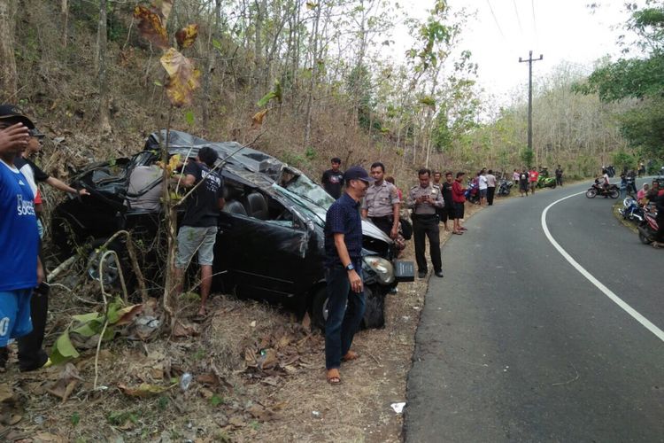 Mobil mengalami kecelakaan saat akan berangkat ke resepsi pernikahan Minggu (20/8/2017) 