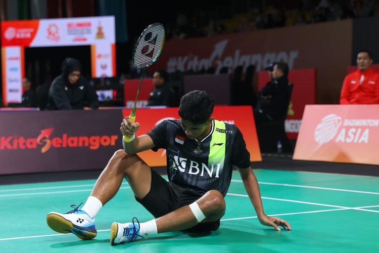 Alwi Farhan saat melawan Lei Lan Xi dalam pertandingan Indonesia vs China pada perempat final Kejuaraan Beregu Asia 2024 di Setia City Convention Center, Selangor, Malaysia, Jumat (16/2/2024).