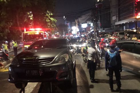 Toyota Innova Tabrak Separator Busway, Arus Lalu Lintas di Jalan Sultan Iskandar Muda Macet Total