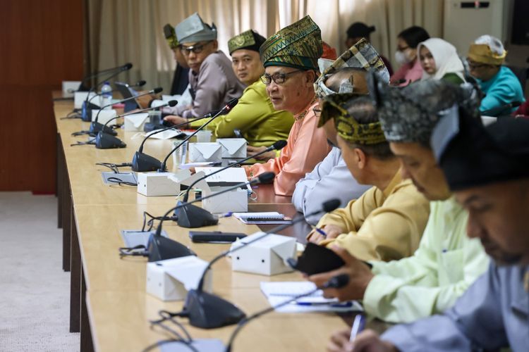 Para kepala OPD Provinsi Kepulauan Riau mengikuti rapat menggunakan baju kurung melayu.