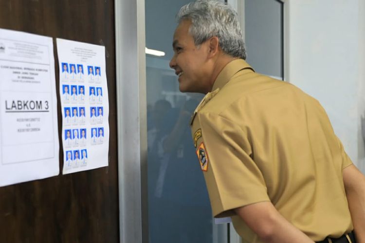 Gubernur Jawa Tengah Ganjar Pranowo saat meninjau pelaksanaan UNBK di SMK Negeri Jateng, Jalan Brotojoyo, Kota Semarang, Senin (24/3/2019). 