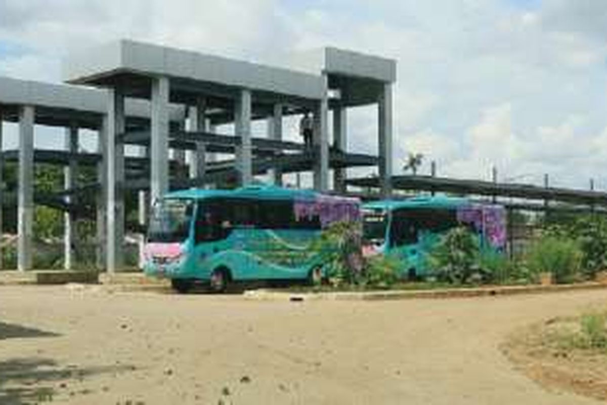 Suasana Terminal Pondok Cabe di Kelurahan Pondok Cabe Udik, Kecamatan Pamulang, Kota Tangerang Selatan, Banten, Rabu (13/4). Proyek revitalisasi terminal senilai Rp 104 miliar ini baru mencapai 20 persen dan ditargetkan selesai pada akhir 2016. Terminal ini dibuat untuk menggantikan Terminal Bus Lebak Bulus yang dibangun menjadi stasiun dan depo kereta angkutan cepat massal (MRT). 