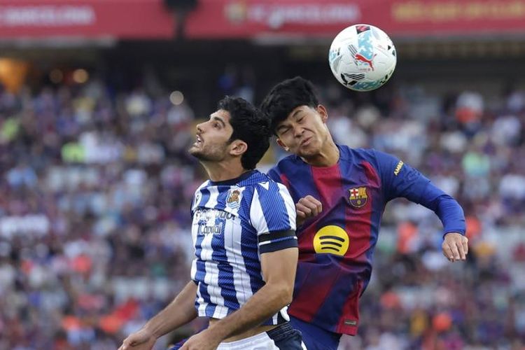 Pedro Dro Fernandez Goncalo Guedes berduel udara dalam pertandingan sepak bola Liga Spanyol antara FC Barcelona vs Real Sociedad di Estadi Olimpic Lluis Companys di Barcelona pada 28 September 2025. (Foto oleh Josep LAGO / AFP)